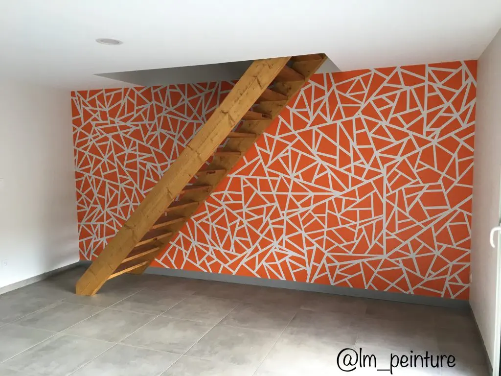 Mur orange à motif avec escalier en bois