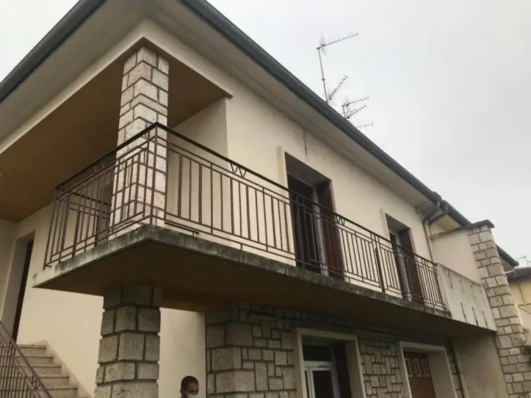 Façade maison avec balcon