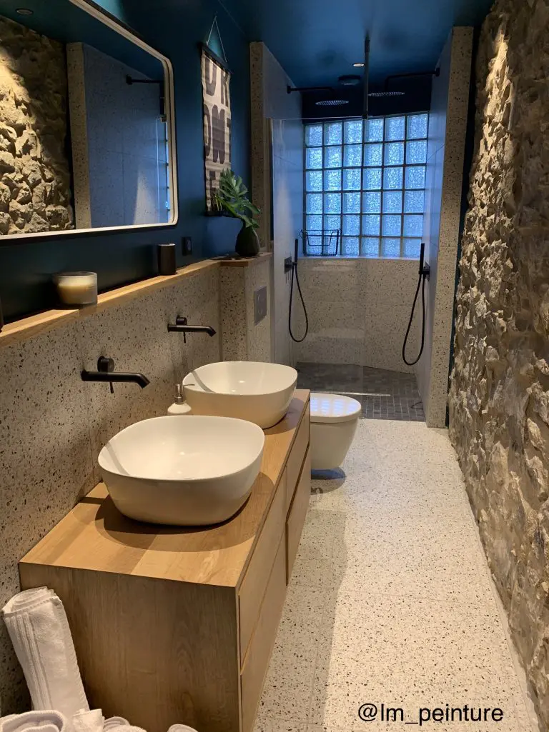 Salle de bain zen avec mur en pierre
