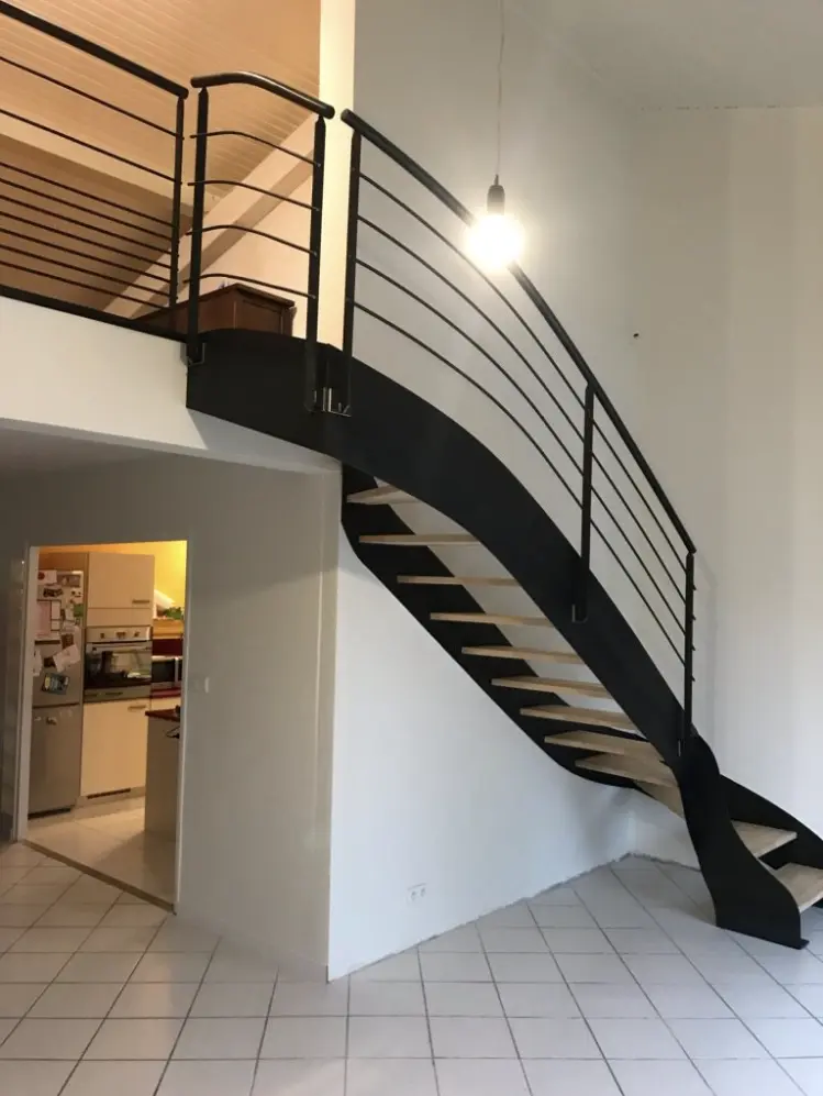 Escalier moderne métal marche bois